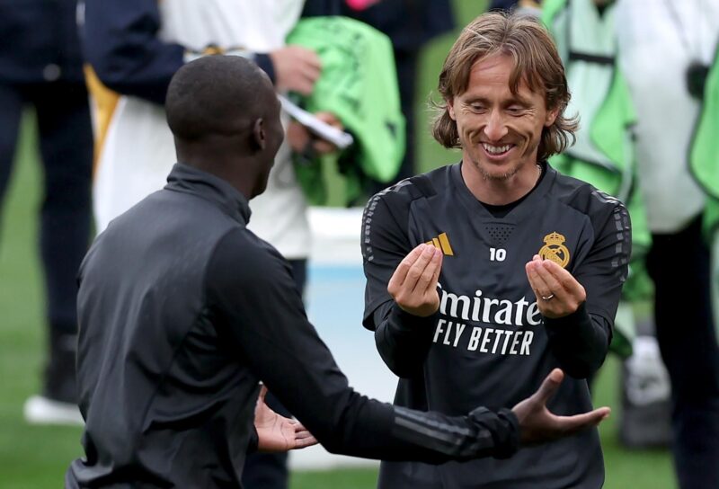 Luka Modric habla con Ferland Mendy durante el entrenamiento del Real Madrid en Londres. EFE/EPA/ANDY RAIN