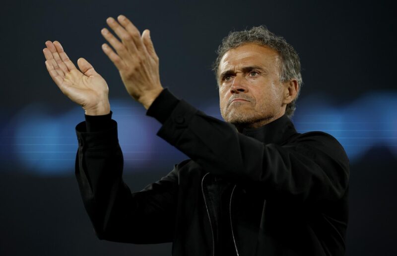 Luis Enrique, entrenador del PSG, aplaude a los aficionados después del partido de la Liga de Campeones contra el Borussia Dortmund, en París. El PSG perdió 0-1 y el Borussia Dortmund avanzó a la final. EFE/EPA/YOAN VALAT