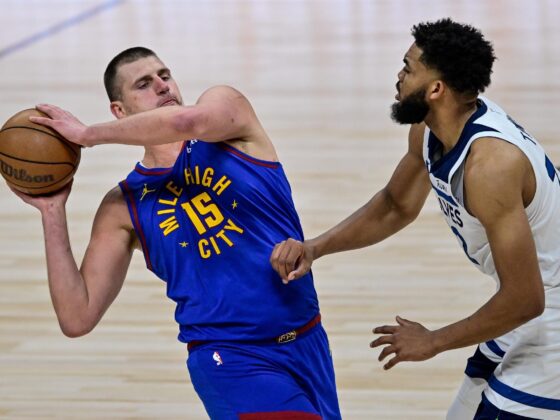 ¡Denver igualó la serie! Jokic y Edwards hicieron una lluvia de puntos Fotografía del pívot de los Denver Nuggets Nikola Jokic (i) el pasado 4 de mayo. El serbio consiguió este miércoles su tercer MVP al Jugador Más Valioso de la temporada regular de la NBA, EFE/EPA/DUSTIN BRADFORD