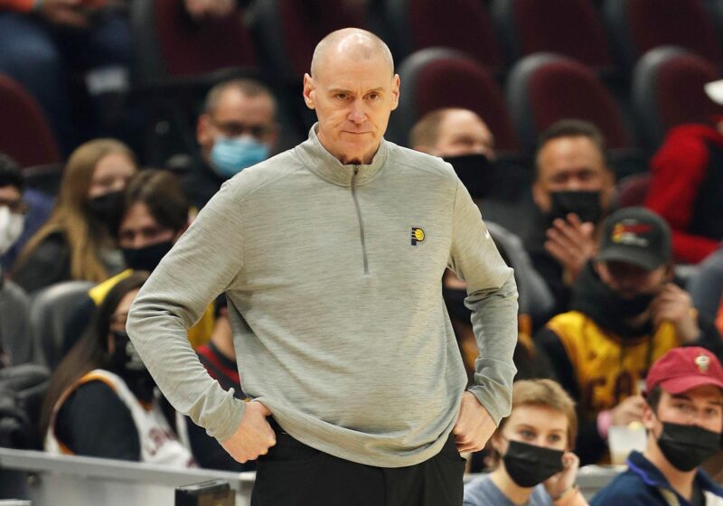 Fotografía de archivo del entrenador de los Indiana Pacers, Rick Carlisle, a quien este viernes la NBA multó con 35.000 dólares por "criticar a los árbitros y cuestionar la integridad" de la Liga. EFE/David Maxwell.