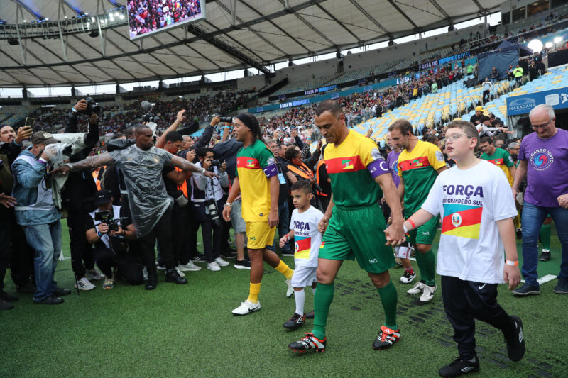 Cafú coloca a Brasil como favorito para ganar la Copa América Los exjugadores de la selección brasileña Ronaldinho Gaúcho (c) y Cafú (d) saltan a la cancha del estadio Maracaná, de Río de Janeiro, al frente de los equipos que jugaron un partido en favor de las víctimas de las devastadoras inundaciones en el estado Rio Grande do Sul. EFE/André Coelho