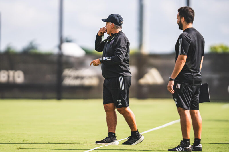 Inter Miami sin Messi ni Suárez recibe goleada de escándalo Fotografía cedida por Inter Miami de su entrenador, el argentino Gerardo Martino, durante un entrenamiento del equipo estadounidense este martes. EFE/ Carlos Goldman/Inter Miami