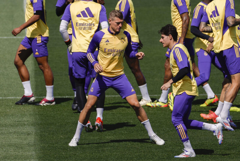 El centrocampista alemán del Real Madrid Toni Kroos (c), durante el entrenamiento celebrado este viernes en la Ciudad Deportiva del Real Madrid.-EFE/JJ Guillén