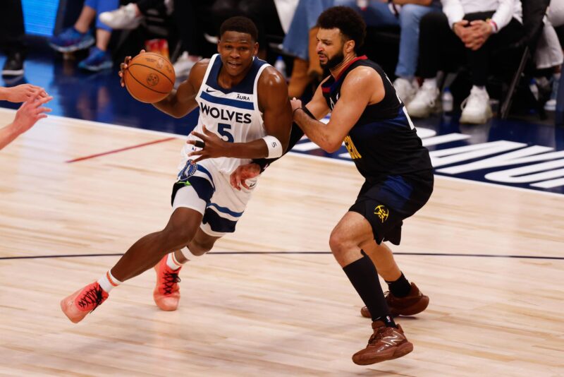 Los Timberwolves devoran a los Nuggets y fuerzan el 7°mo partido El base de los Minnesota Timberwolves, Anthony Edwards (i), entra a canasta obstaculizado por Jamal Murray. EFE/EPA/JUSTIN EDMONDS SHUTTERSTOCK OUT