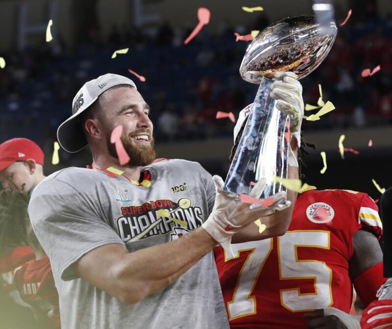 Chiefs vs Ravens: el duelo que inaugurará la temporada 2024 de la NFL Fotografía de archivo del jugador de fútbol americano que pertenece a los Kansas City Chiefs Travis Kelce. EFE/EPA/JOHN G. MABANGLO