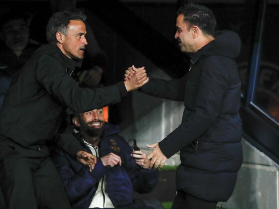 Salida de Xavi del Barcelona sorprende a Guardiola y Ancelotti Foto de archivo de Luis Enrique y Xavi Hernández. El entrenador del París Saint-Germain (PSG) reconoció que le hubiese gustado que Xavi, destituido este viernes, siguiese al frente del vestuario del Barcelona. EFE/Alberto Estévez/ARCHIVO