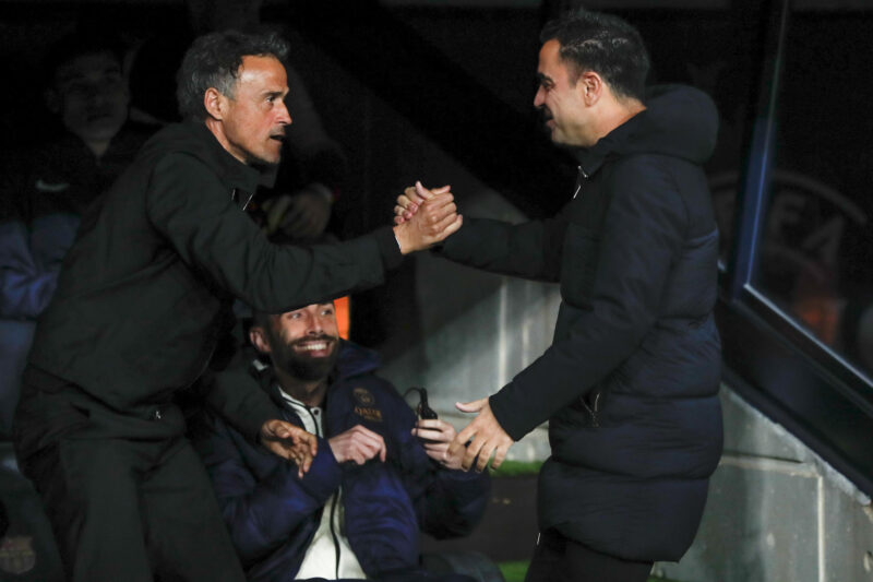Foto de archivo de Luis Enrique y Xavi Hernández. El entrenador del París Saint-Germain (PSG) reconoció que le hubiese gustado que Xavi, destituido este viernes, siguiese al frente del vestuario del Barcelona. EFE/Alberto Estévez/ARCHIVO