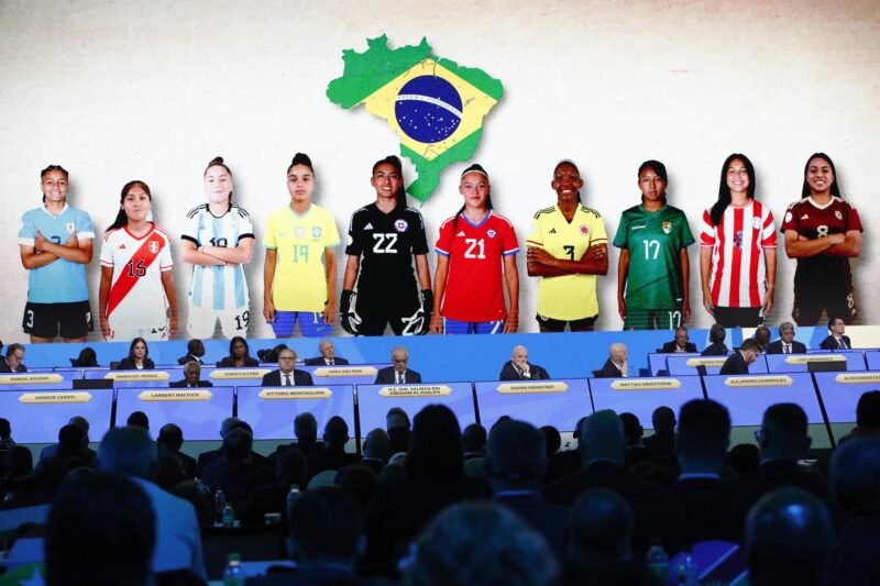 El Presidente de la FIFA, Gianni Infantino y los delegados ven la presentación para que Brasil se postule como anfitrión de la Copa Mundial Femenina 2027 en el 74º Congreso de la FIFA en Bangkok, Tailandia, el 17 de mayo de 2024. EFE/EPA/RUNGROJ YONGRIT
