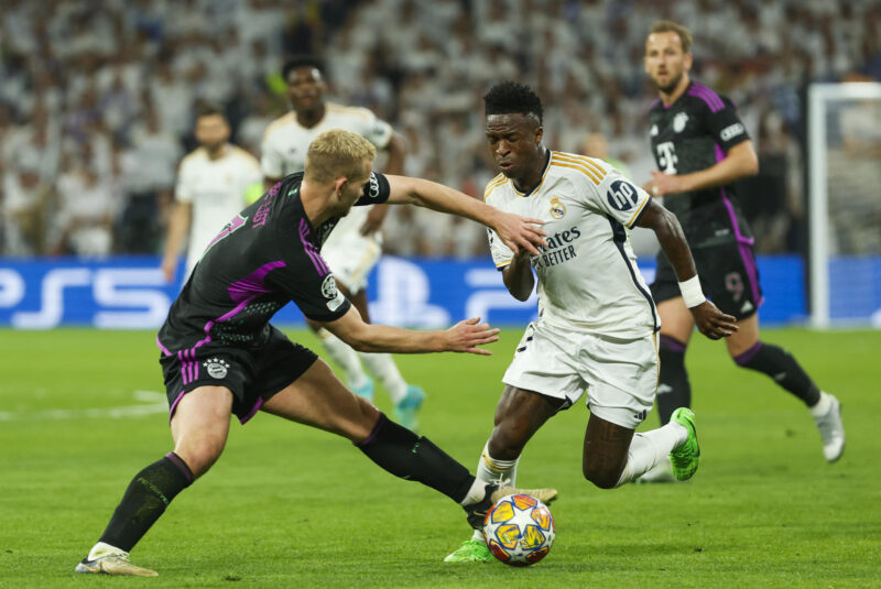 ¿Quién domina el historial entre Real Madrid y Bayern Múnich? El delantero brasileño del Real Madrid, Vinicius Jr. (d), intenta superar la entrada del defensor neerlandés del Bayern de Munich, Matthijs De Ligt, durante el encuentro correspondiente a la vuelta de las semifinales de la Liga de Campeones que disputaron Real Madrid y Bayern de Munich en el estadio Santiago Bernabéu, en Madrid. EFE / Mariscal.