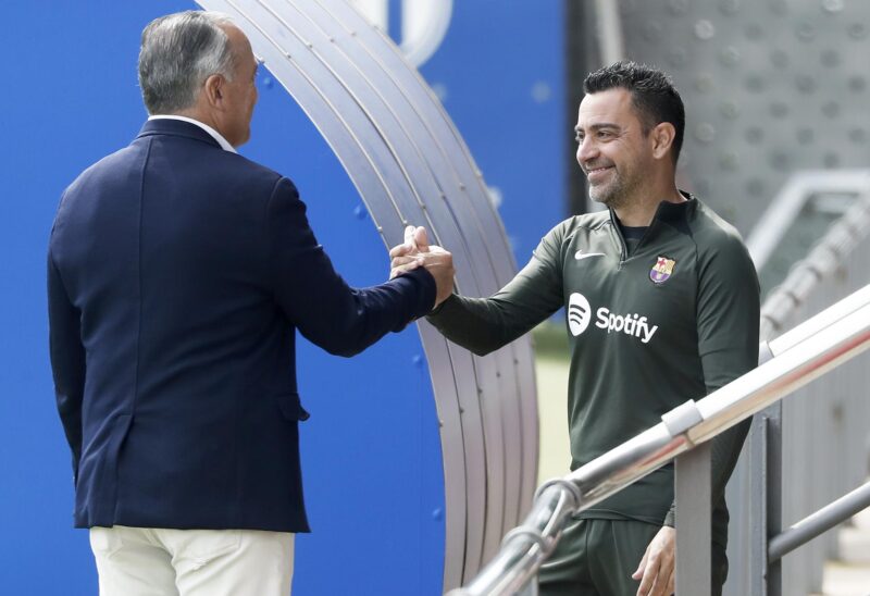 El vicepresidente deportivo del FC Barcelona, Rafael Yuste, saluda al entrenador del FC Barcelona, Xavi Hernández, durante el entrenamiento realizado hoy en la Ciudad Deportiva Joan Gamper. EFE/ Andreu Dalmau