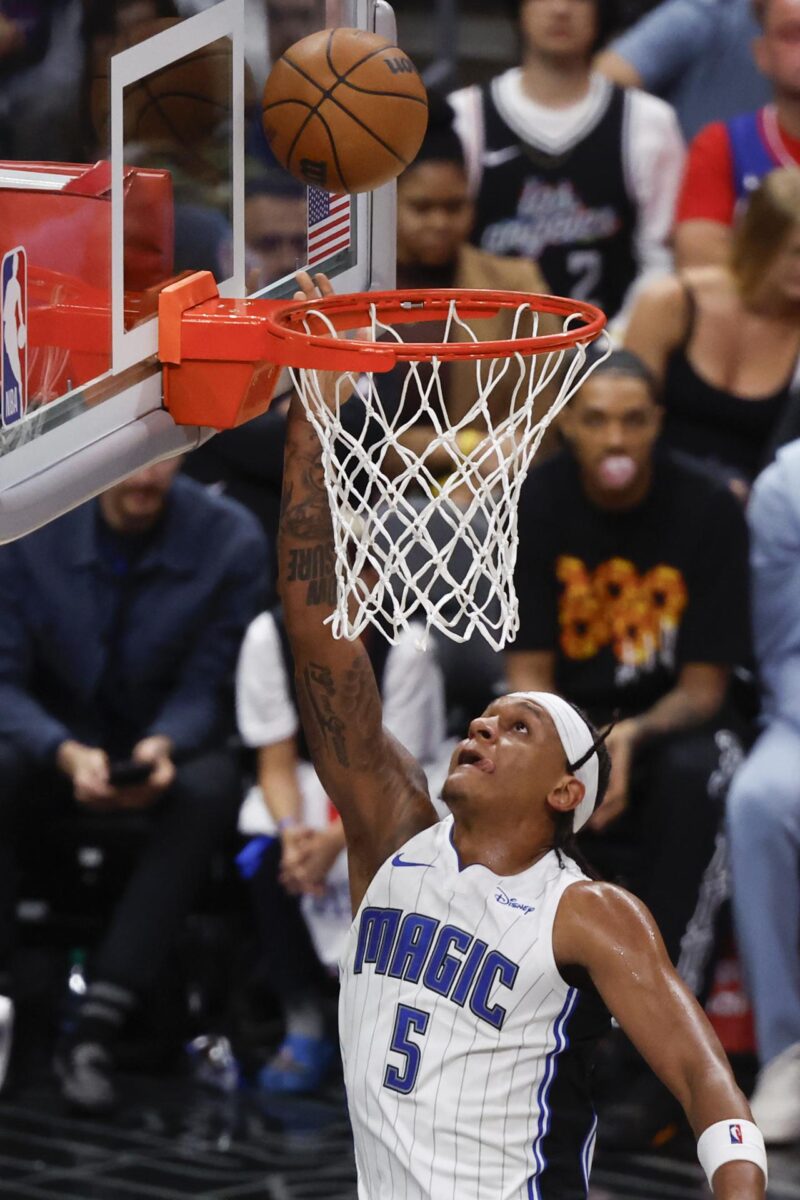 Fotogafía de archivo del ala-pívot ítalo-estadounidense Paolo Banchero, quien tuvo un rol protagónico este viernes durante la victoria en Orlando de los Magic sobre los Cavaliers por 103-96 que ha forzado la serie a un séptimo juego, el próximo domingo en Cleveland. EFE/CAROLINE BREHMAN SHUTTERSTOCK OUT