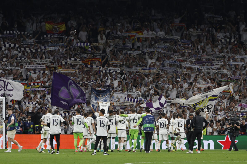 Los jugadores del Real Madrid celebran la victoria de su equipo a la finalización del encuentro correspondiente a la vuelta de las semifinales de la Liga de Campeones que han disputado hoy miércoles Real Madrid y Bayern de Munich en el estadio Santiago Bernabéu, en Madrid. EFE / J.J. Guillen.