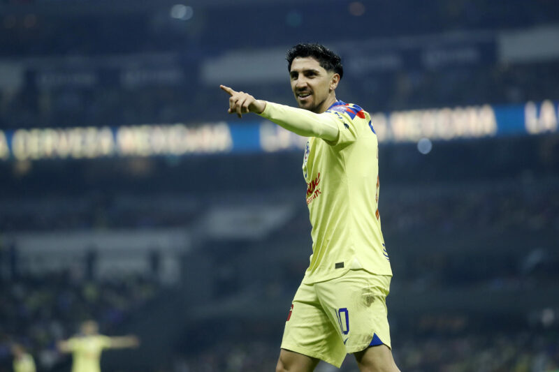 Diego Valdés, del América, fue registrado este sábado, 18 de mayo, al celebrar el triunfo de su equipo 1-0 sobre las Chivas de Guadalajara, al final del partido de vuelta de esta llave semifinal torneo Clausura 2024 de la Liga mexicana de fútbol, en el estadio Azteca de Ciudad de México. EFE/Sáshenka Gutiérrez