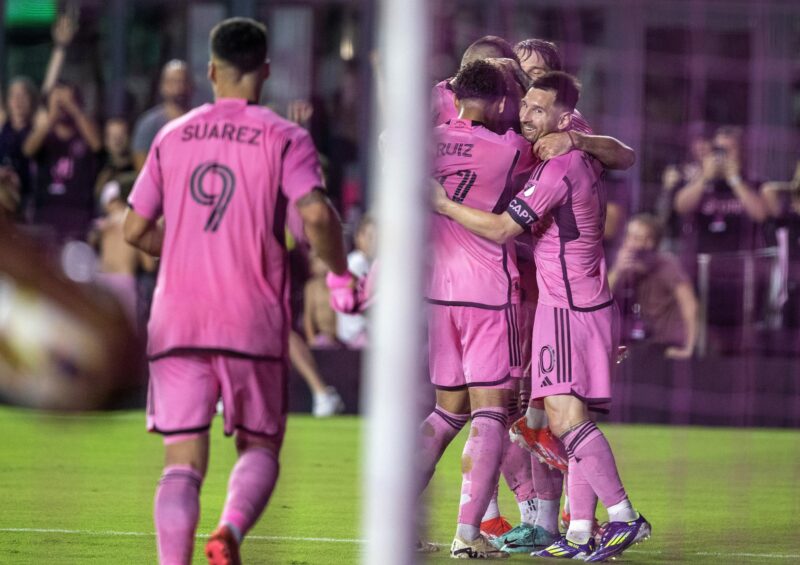 Jugadores del Inter Miami fueron registrados este sábado, 18 de mayo, al celebrar un gol que su compañero Leonardo Campana le anotó al D.C. United, durante un partido de la fecha 14 de la MLS, en el estadio Chase de Fort Lauderdale (Florida, EE.UU.). EFE/Cristóbal Herrera