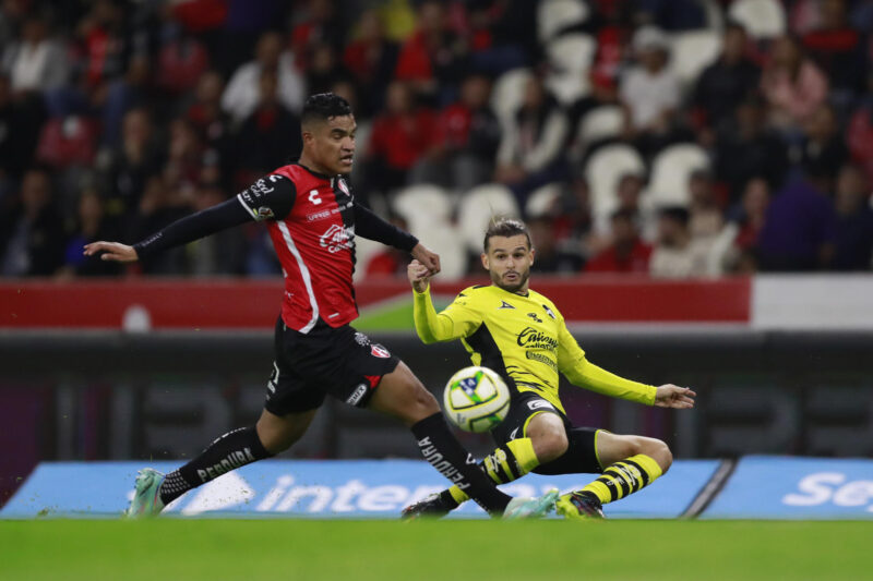 Arranca hoy el Apertura 2024 en la Liga MX. Horarios, donde ver Fotografía de archivo del peruano Anderson Santamaría (i) de Atlas disputando el balón con Nicolás Benedetti (d) de Mazatlán durante un partido en el Estadio Jalisco, en Guadalajara (México). EFE/ Francisco Guasco