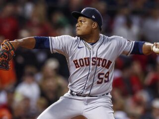 Fotografía de archivo en la que se registró al dominicano Framber Valdez, abridor zurdo de los Astros de Houston, quien trabajó siete entradas, permitió dos carreras y ponchó a cuatro bateadores, para acreditarse el triunfo a domicilio de su equipo 2-5 sobre los Tigres de Detroit en la MLB. EFE/CJ Gunther