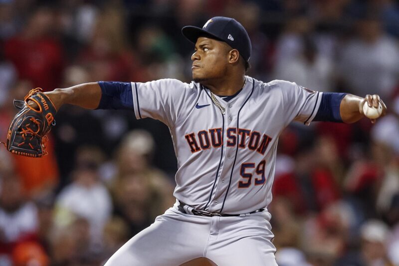 Fotografía de archivo en la que se registró al dominicano Framber Valdez, abridor zurdo de los Astros de Houston, quien trabajó siete entradas, permitió dos carreras y ponchó a cuatro bateadores, para acreditarse el triunfo a domicilio de su equipo 2-5 sobre los Tigres de Detroit en la MLB. EFE/CJ Gunther