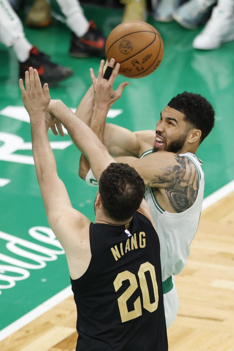 ¡Mitchell se llevó los aplausos en la victoria de los Cavs vs Celtics! Georges Niang (i) de los Cleveland Cavaliers choca con Jayson Tatum (d) de los Boston Celtics durante un partido de la NBA. EFE/EPA/CJ GUNTHER