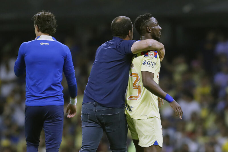 El entrenador brasileño André Jardine (c) y el delantero colombiano nacionalizado mexicano Julián Quiñones (d) celebran este sábado el gol que dio al campeón América el empate 1-1 con Toluca en el estadio Azteca, de Ciudad de México, y la clasificación a las semifinales del torneo Clausura. EFE/Sáshenka Gutiérrez