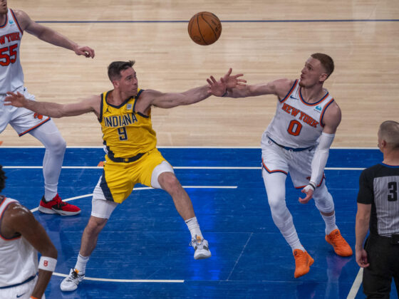 Los Pacers ganan en Nueva York y llevan al 7°mo juego a los Knicks Donte DiVincenzo (d) de Nicks defiende frente a T. J. McConnell de Pacers en un partido de las semifinales de la NBA entre New York Knicks y Indiana Pacers en el Madison Square Garden en Nueva York (EE.UU.). EFE/ Ángel Colmenares