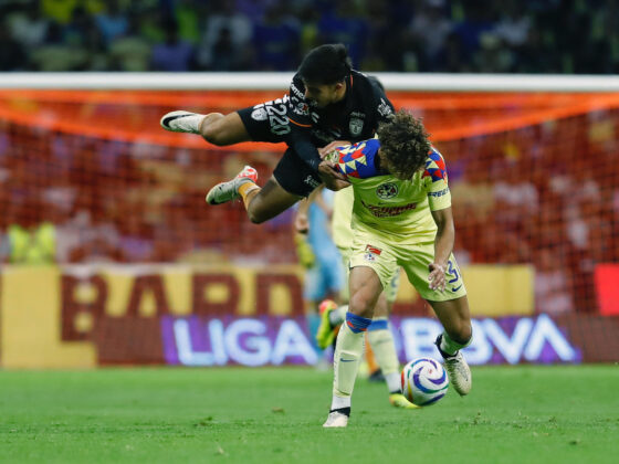 Furiosos 3 jugadores de Pachuca con árbitros; hacen señales de dinero Alan Bautista (i) de Pachuca, disputa balón con Igor Lichnovsky (d), del América, en el partido de vuelta de los cuartos de final del Torneo Clausura mexicano jugado en el estadio Azteca, de Ciudad de México. EFE/Sáshenka Gutiérrez