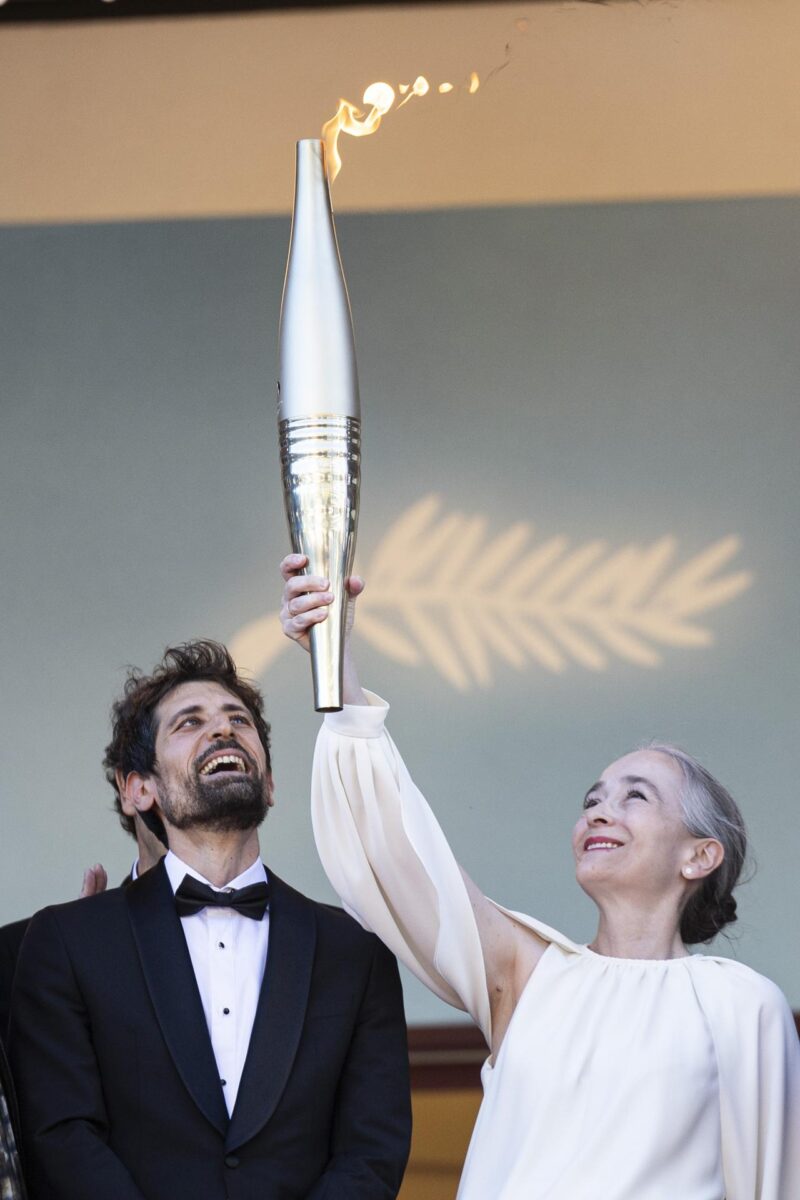Delphine Ernotte-Cunci sostiene la Antorcha Olímpica durante el estreno de 'Marcello Mio' durante el 77º Festival de Cine de Cannes, en Cannes, Francia, 21 de mayo de 2024. La película se presenta en competición del festival de cine que se celebrará del 14 al 25 de mayo de 2024. (Cine, Francia) EFE/EPA/ANDRÉ DOLOR
