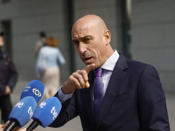 Unanimo Breves: Luis Rubiales condenado por agresión sexual El expresidente de la Federación Española de Fútbol Luis Rubiales comparece en la Audiencia Nacional para que se le notifique formalmente la resolución que le envía a juicio por el beso no consentido a la jugadora Jenni Hermoso y las coacciones a las que habría sido sometida para justificarlo públicamente. EFE/ Rodrigo Jimenez
