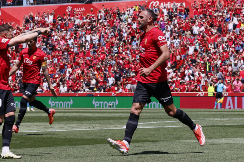 El defensa uruguayo del Mallorca Giovanni González celebra su gol contra Las Palmas, durante el partido de la jornada 35 de LaLiga entre el Real Mallorca y U.D Las Palmas, que se disputa este sábado en el estadio de Son Moix en Palma .EFE/CATI CLADERA