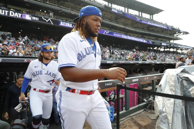 Continuidad de Vladimir Guerrero Jr. con Blue Jays en la cuerda floja Fotografía de archivo en la que se registró al canadiense de ascendencia dominicana Vladimir Guerrero Jr. (d), tercera base de los Azulejos de Toronto, quien aportó un jonrón de cuatro carreras que fue insuficiente para derrotar a los Nacionales de Washington, que se impusieron 11-8 en la MLB. EFE/John G. Mabanglo