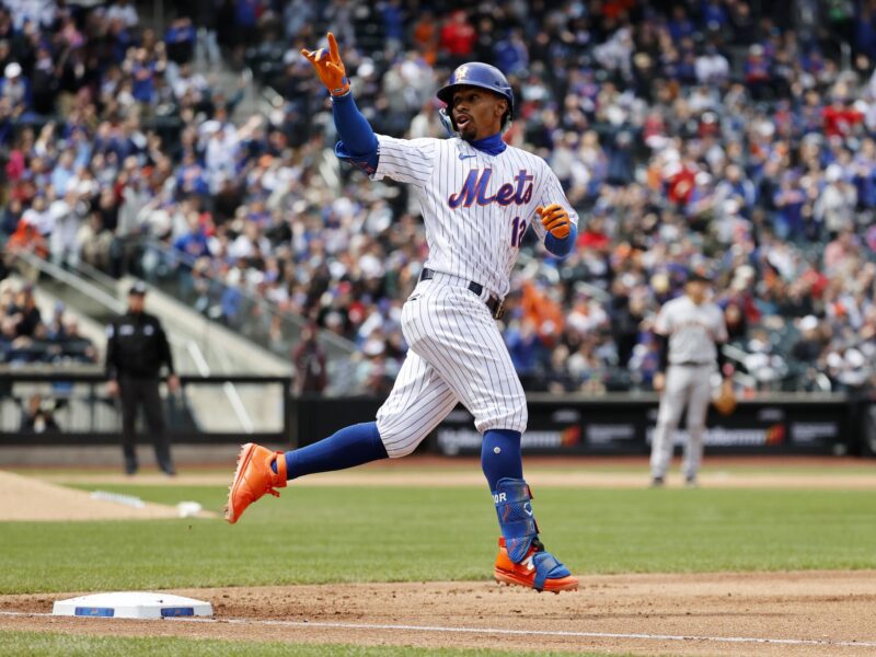 (VIDEO) Francisco Lindor sepulta récord de ceros para los Dodgers Fotografía de archivo en la que se registró al puertorriqueño Francisco Lindor, campo corto de los Mets de Nueva York, quien conectó un doble productor de dos carreras en el décimo primer episodio para definir el triunfo de su equipo 7-6 sobre los Cachorros de Chicago en la MLB. EFE/Jason Szenes