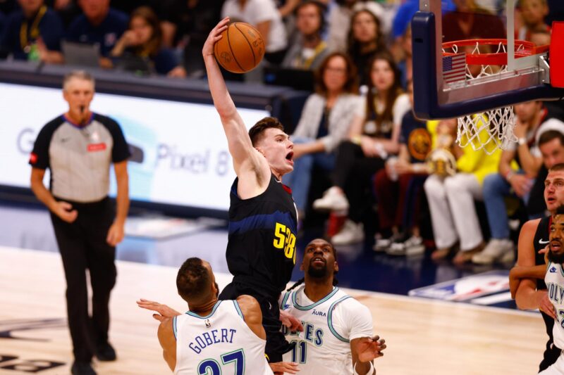 El jugador de los Denver Nuggets Christian Braun (C) marcado por los Minnesota Timberwolves Naz Reid (d) y Rudy Gobert durante el segundo cuarto del séptimo juego de la serie semifinal de la Conferencia Oeste. EFE/EPA/JUSTIN EDMONDS