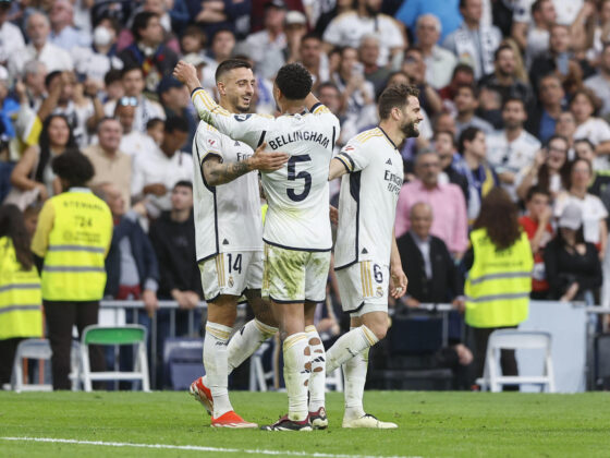 Real Madrid se corona campeón de España tras derrota del FC Barcelona El delantero del Real Madrid Joselu Mato (i) celebra tras marcar el 3-0 frente al Cádiz durante el partido de la jornada 34 de la Liga EA Sports que disputaRON Real Madrid y Cádiz en el estadio Santiago Bernabéu en Madrid. EFE/Rodrigo Jiménez