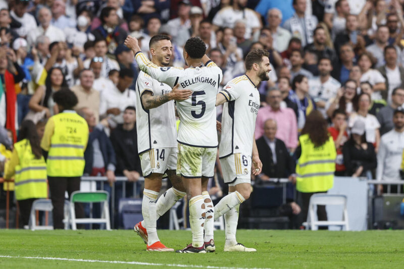 Real Madrid se corona campeón de España tras derrota del FC Barcelona El delantero del Real Madrid Joselu Mato (i) celebra tras marcar el 3-0 frente al Cádiz durante el partido de la jornada 34 de la Liga EA Sports que disputaRON Real Madrid y Cádiz en el estadio Santiago Bernabéu en Madrid. EFE/Rodrigo Jiménez