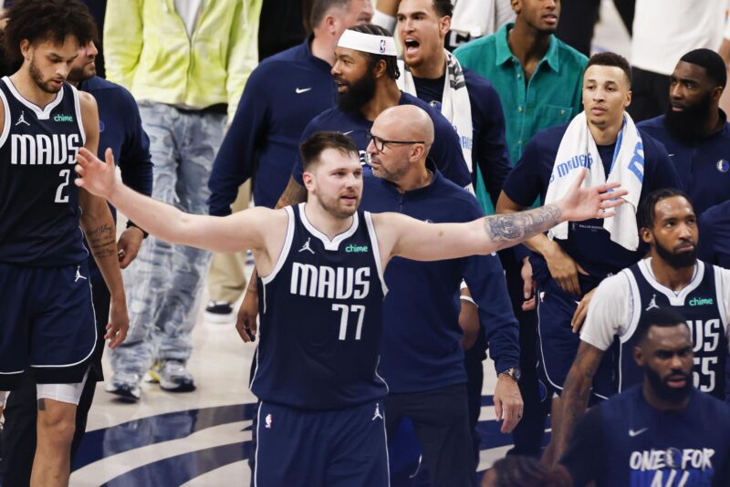 El jugador de los Dallas Mavericks Luka Doncic reacciona en un partido de la NBA ante los Oklahoma City Thunder. EFE/EPA/ADAM DAVIS