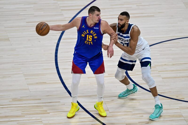 Fotografía de archivo, tomada el pasado 5 de mayo, en la que se registró a Nikola Jokic, pívot estrella de los Nuggets de Denver y MVP de la temporada, al intentar superar la marca de los Rudy Gobert, de los Timberwolves de Minnesota, durante el primer partido de esta serie semifinal de la Conferencia Este de la NBA. Jokic aportó 35 puntos, 7 rebotes y 7 asistencias en el cuarto partido de la serie en el que su equipo se impuso a domicilio 107-115 e igualó a dos juegos la llave. EFE/Dustin Bradford