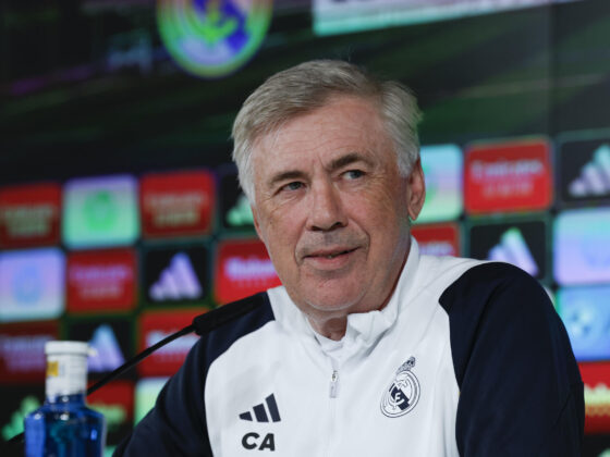 Ancelotti duda entre Lunin y Courtois: "Tengo un mes para pensarlo" El entrenador del Real Madrid, Carlo Ancelotti, durante la rueda de prensa tras el entrenamiento realizado este viernes en la Ciudad Deportiva de Valdebebas, para preparar el partido de LaLiga que el conjunto blanco disputa ante el Granada mañana sábado en El Nuevo Los Cármenes. EFE/Zipi Aragón
