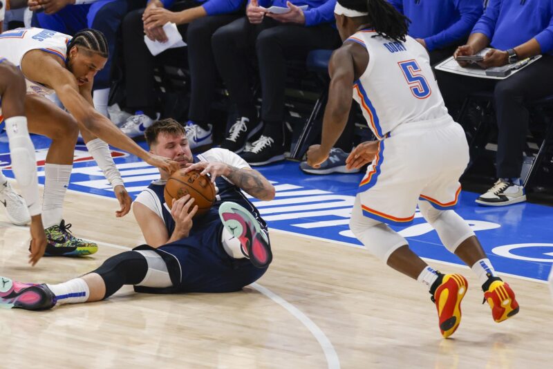 ¡Surreal! Se escucharon gemidos en la rueda de prensa de Luka Doncic El base esloveno de los Dallas Mavericks, Luka Doncic (C), se revuelve en la pista en pos del balón entre dos rivales de Oklahoma City, Aaron Wiggins (l) y Luguentz Dort (i), este martes durante el primer juego de las semifinales de la Conferencia Oeste. EFE/ADAM DAVIS