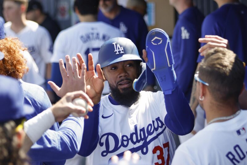 Fotografía de archivo en la que se registró al dominicano Teoscar Hernández, jardinero de los Dodgers de Los Ángeles, quien disparó un cuadrangular y remolcó las tres carreras con las que su equipo se impuso 3-1 a los Marlins de Miami en la MLB. EFE/Caroline Brehman
