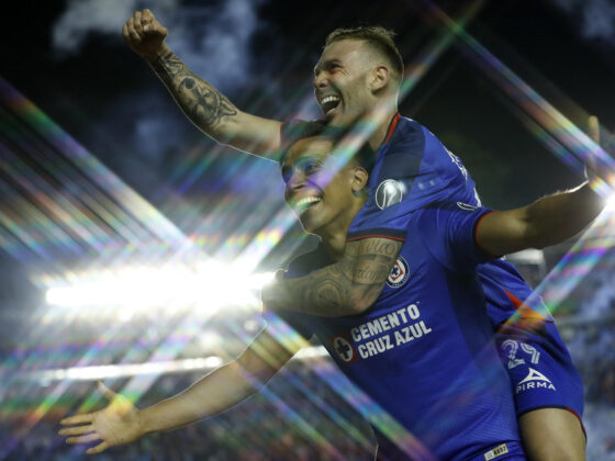 ¿Quién juega HOY en Liga MX? Previa del arranque de la jornada 3 Angel Sepulveda (i) y Carlos Rotondi (d) del Cruz Azul celebran un gol anotado al Monterrey este domingo, durante un juego de vuelta por las semifinales del torneo Clausura 2024 de la Liga MX, celebrado en el estadio Ciudad de los Deportes de la Ciudad de México (México). EFE/Sáshenka Gutiérrez