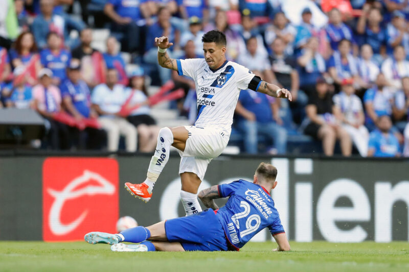 Nada oficial con la presunta salida del Tano Ortiz de Rayados Carlos Rotondi (abajo) del Cruz Azul disputa un balón con Maximiliano Meza (atrás) del Monterrey este domingo, durante un juego de vuelta por las semifinales del torneo Clausura 2024 de la Liga MX, celebrado en el estadio Ciudad de los Deportes de la Ciudad de México (México). EFE/Sáshenka Gutiérrez