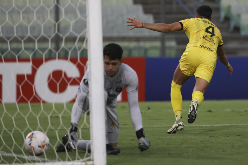 Guzmán Rodríguez (d) de Peñarol celebra un gol ante Caracas FC en el estadio Olímpico de la Universidad Central de Venezuela, en Caracas (Venezuela). EFE/ Miguel Gutiérrez
