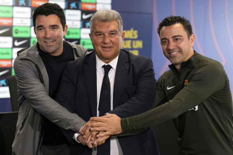 Quique Flores apoya a Xavi: "¡Qué mal trata Barcelona a sus leyendas!" Quique Flores apoya a Xavi: "¡Qué mal trata Barcelona a sus leyendas!"
