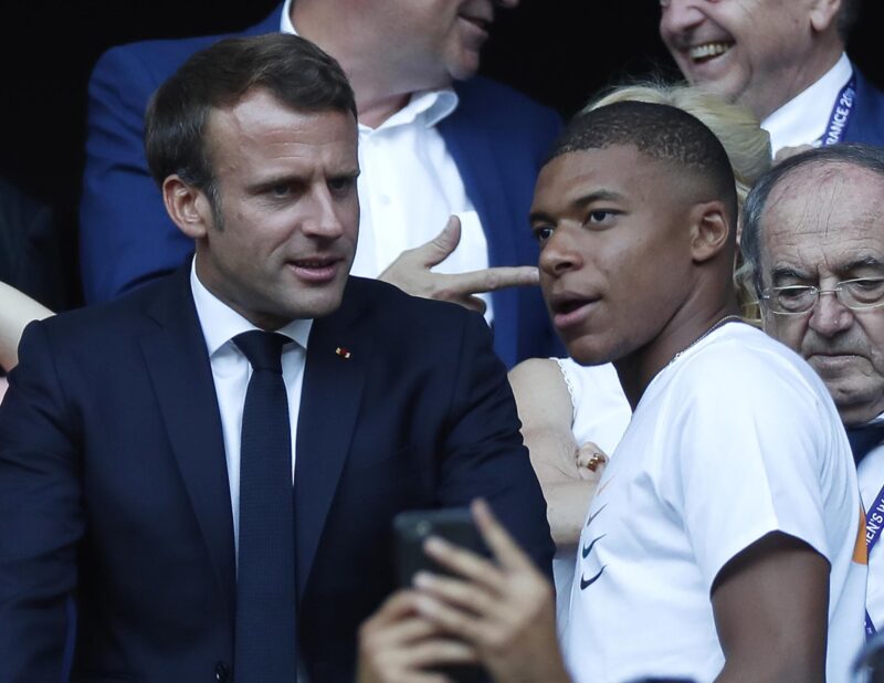 Foto de archivo del presidente francés Emmanuel Macron (i) junto al delantero Kylian Mbappe (d). EFE/EPA/IAN LANGSDON