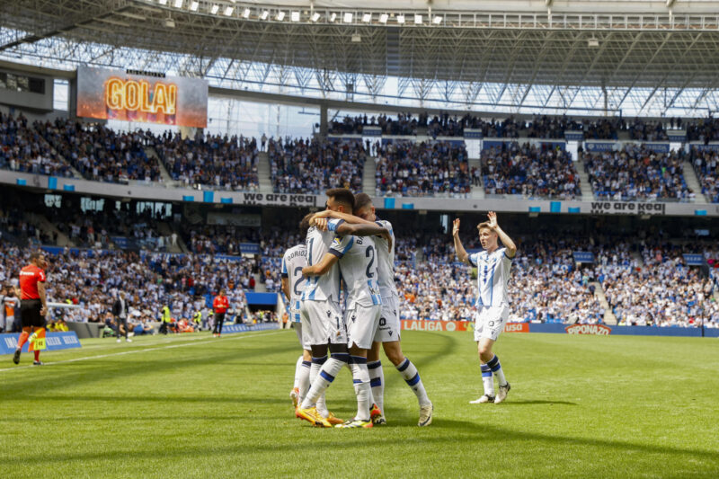 Las 11 sedes españolas del Mundial 2030, ¡Descubrelas Aquí! Los jugadores de la Real Sociedad celebran el segundo gol del equipo marcado por Sheraldo Becker ante UD Las Palmas durante el partido de la jornada 34 de LaLiga Ea Sports disputado este sábado en el estadio Reale Arena de San Sebastián. EFE/Juan Herrero