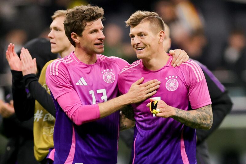 Alemania vs Escocia: fecha, horario, dónde ver y equipos iniciales Toni Kroos (d) junto a Thomas Müller celebra un gol ante Países Bajos, en el segundo partido tras su regreso a la selección alemana. EFE/EPA/FRIEDEMANN VOGEL