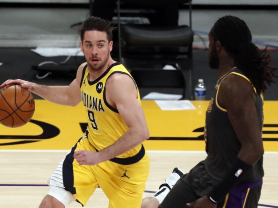 ¡Los Pacers eliminaron a los Bucks y están en Semifinales de la NBA! Fotografía de archivo de T.J. McConnell (i) de los Indiana Pacers de la NBA. EFE/EPA/ETIENNE LAURENT