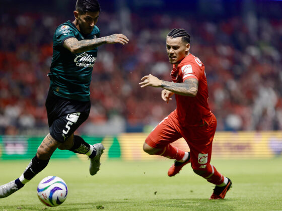 Toluca aplasta de visita a Necaxa y amarra el subliderato del AP2024 Víctor Guzmán (i) del Guadalajara, disputa el balón con Maximiliano Araujo (d) este sábado, durante el partido de vuelta de los cuartos de final del torneo Clausura mexicano jugado en el estadio Nemesio Diez, de la ciudad de Toluca EFE/Alex Cruz
