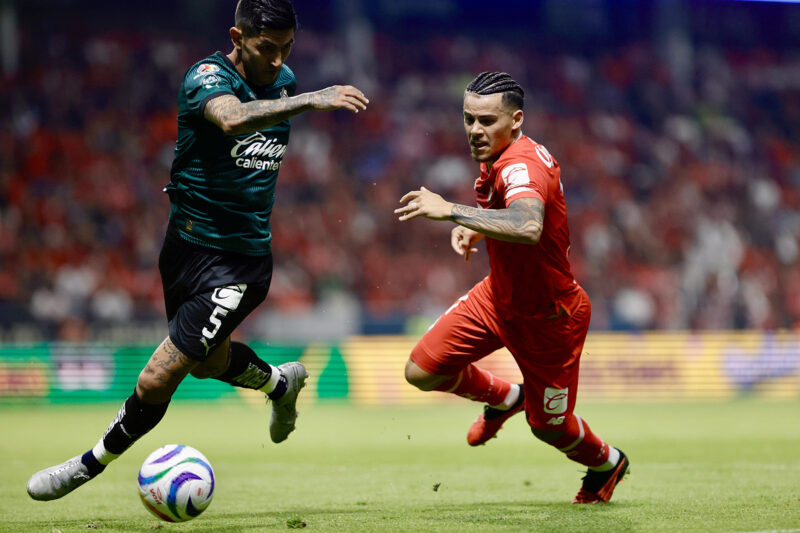 Víctor Guzmán (i) del Guadalajara, disputa el balón con Maximiliano Araujo (d) este sábado, durante el partido de vuelta de los cuartos de final del torneo Clausura mexicano jugado en el estadio Nemesio Diez, de la ciudad de Toluca EFE/Alex Cruz