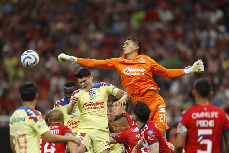 América rescata el empate en casa de Chivas tras primera semifinal Raúl Rangel (d) guardameta del Guadalajara disputa el balón con Israel Reyes de América este miércoles, durante un partido de las semifinales del torneo clausura 2024 de la Liga Mx, disputado en el Estadio Akron en la ciudad de Guadalajara (México). EFE/ Francisco Guasco