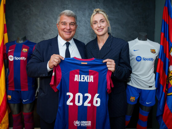 El futbol femenil ya es negocio, atrae a cada vez más inversionistas La reina Letizia (2i) hace entrega a la capitana del Barcelona Alexia Putellas (c) del trofeo de campeonas tras su victoria ante la Real Sociedad en la final de la Copa de la Reina de fútbol en Zaragoza. EFE/ Javier Cebollada